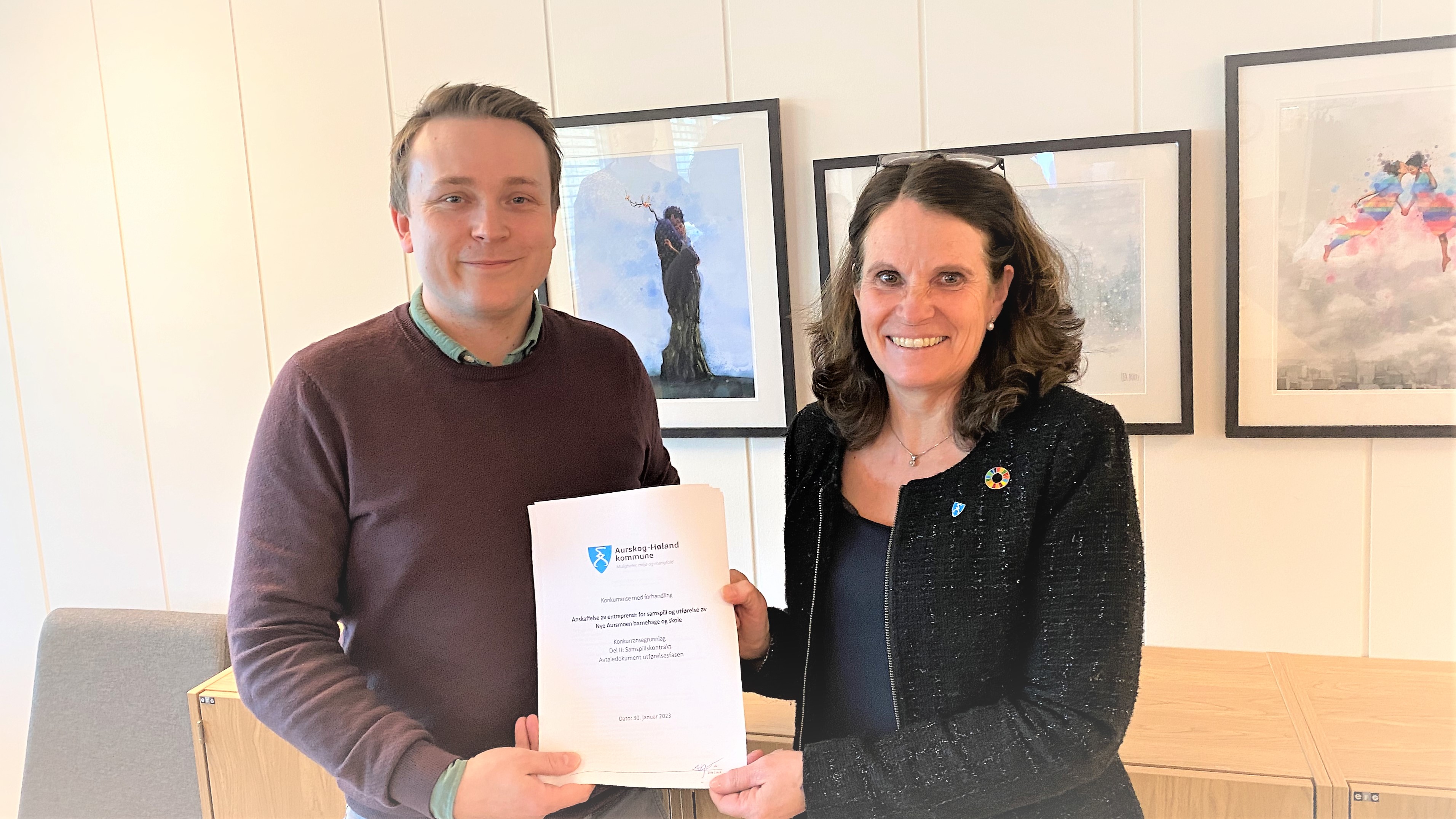 Torgei Grønsberg og anneKirsti Johansen holder opp kontrakten. 