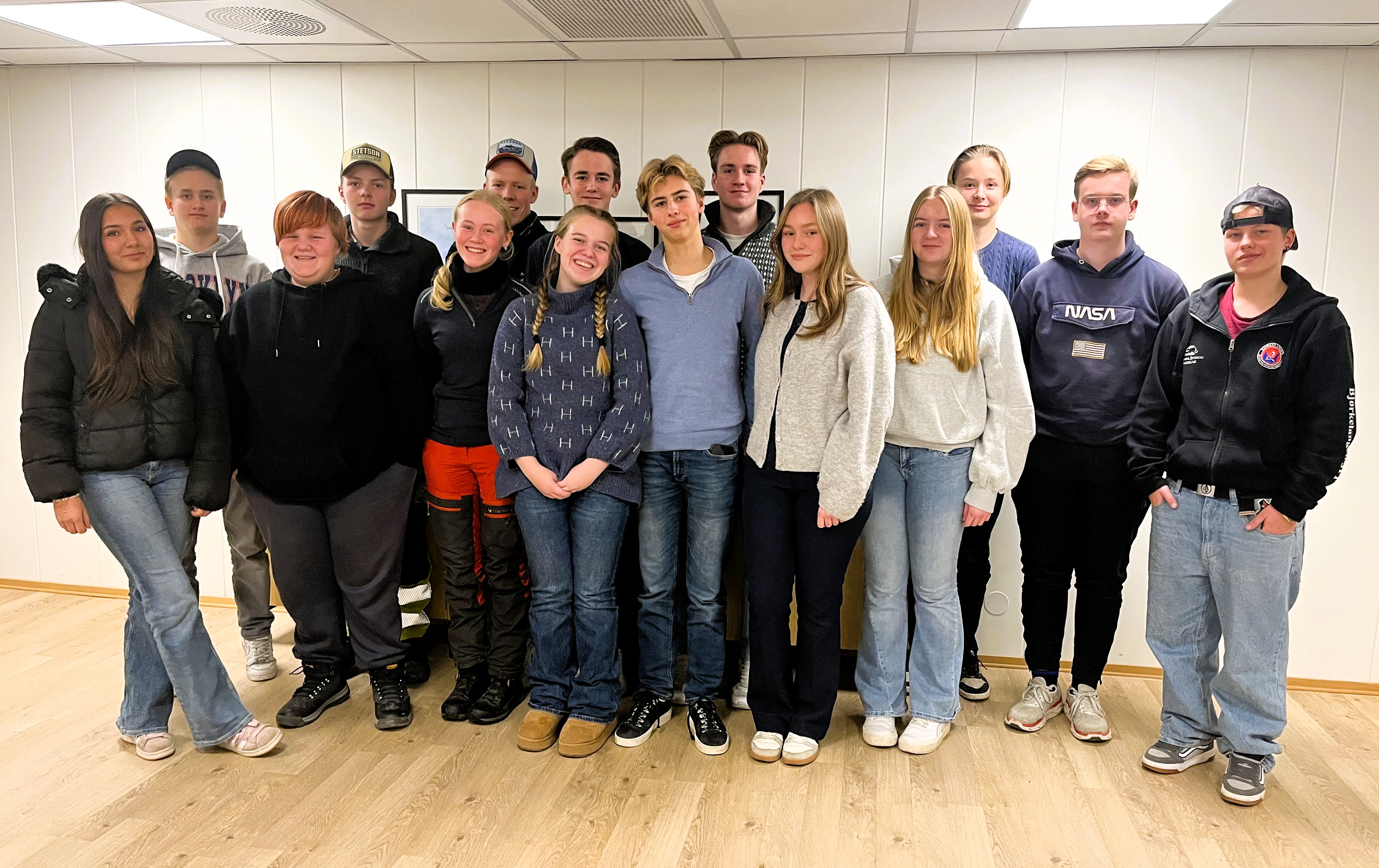 rådet stående i formannskapssalen