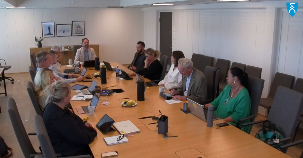 medlemmer av formannskapet rundt et bord