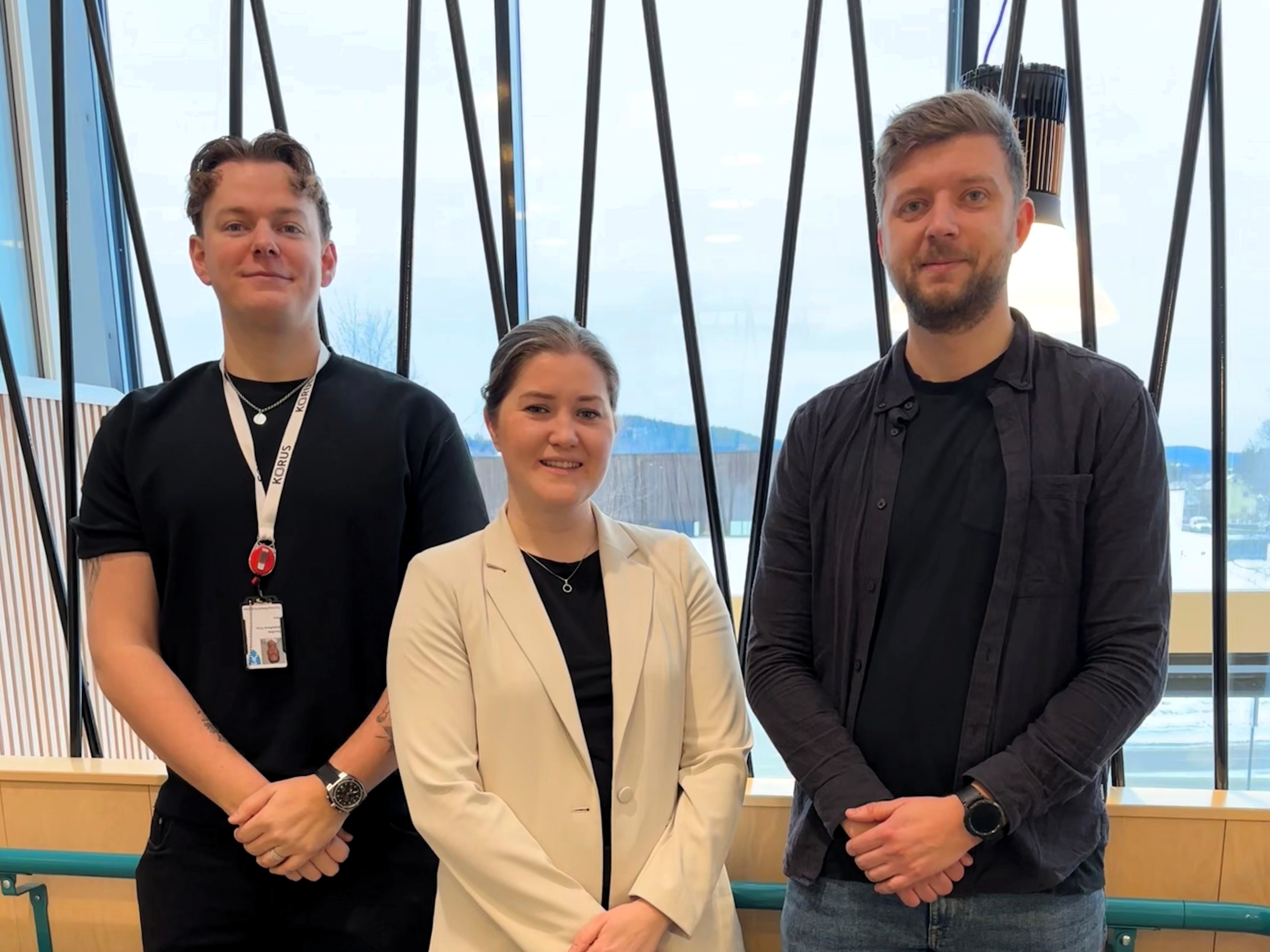 To menn og en dame på helsehuset